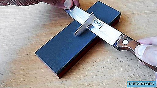 Una herramienta simple para controlar el ángulo correcto al afilar manualmente un cuchillo