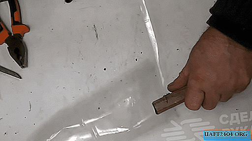 Alat sederhana untuk memotong botol plastik menjadi strip