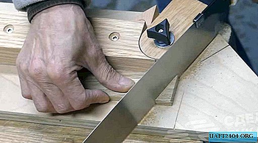 Simple tool for sawing workpieces at an angle