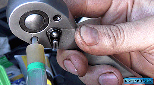 An easy way to lubricate a ratchet wrench