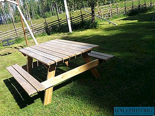 Mesa sencilla con bancos para el jardín.