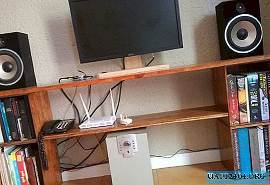 Mesa de TV simple con estanterías