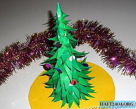 Kabarık Noel ağacı kağıttan yapılmış