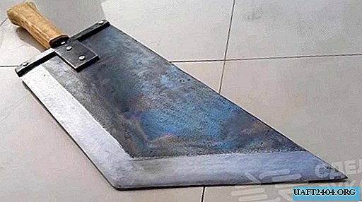 Restauro di un'antica spada arrugginita di grandi dimensioni