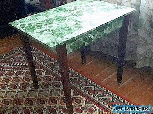 Restaurierung eines alten "getöteten" Tisches