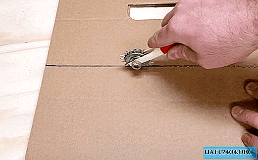 Herramienta manual para hacer cajas de cartón.