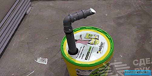 Bomba manual para masilla de una tubería de plástico.