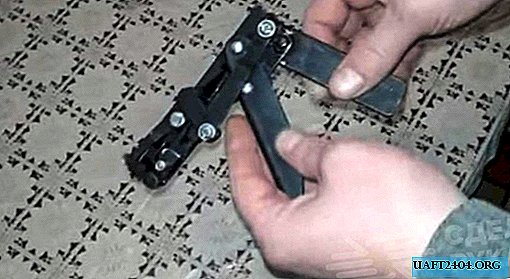 Selbstgemachte Pistole für Plastikbinder aus Metallfetzen