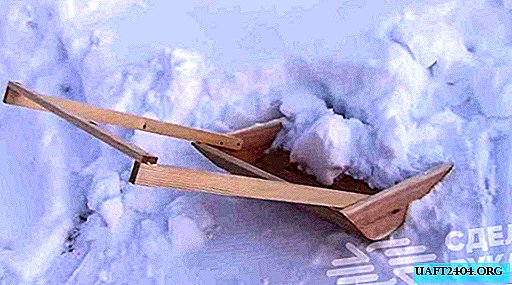Selbst gemachter Schaber zum Entfernen von Schnee von Sperrholz und Brettern