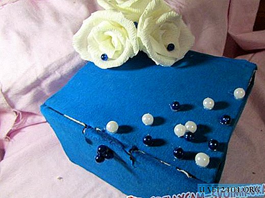 Kiste med blomster laget av bølgepapp