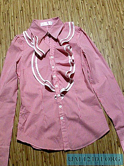 We sew a shirt for the baby from mom's blouse