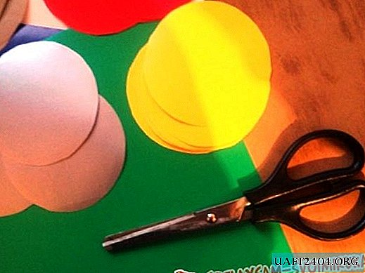 Bola bersinar diperbuat daripada kertas berwarna