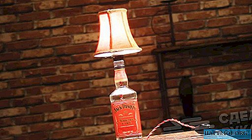 Elegante lámpara de mesa de una botella