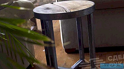 Elegante mesa auxiliar en madera y metal.