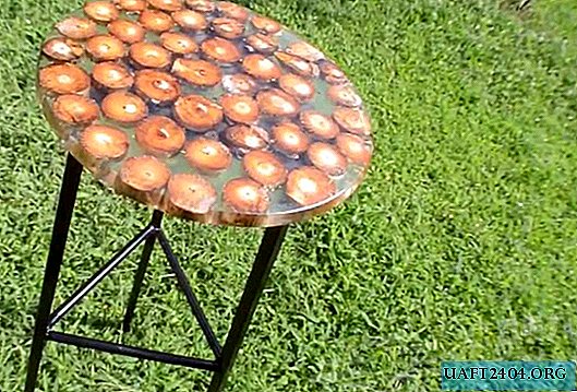 Metal stool with seat in wood and epoxy
