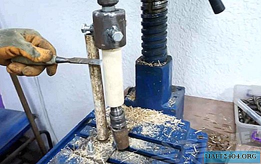 Torneado de piezas de madera en una perforadora