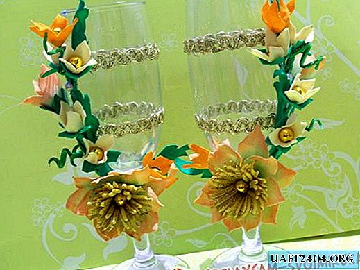 Dekoration von Gläsern mit einem Bouquet von Foamiran