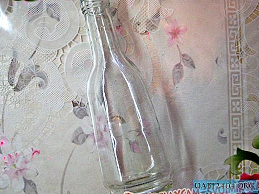 Décoration d'une bouteille en verre de coquille d'oeuf.