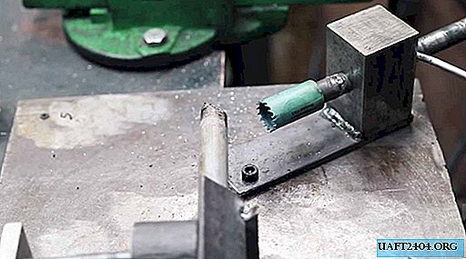 Dispositivo para cortar monturas en tubos de acero.