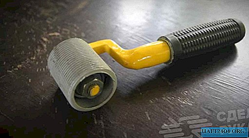 Roller for laying bituminous vibration-noise insulation on a car