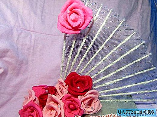 Fãs com rosas de papelão ondulado