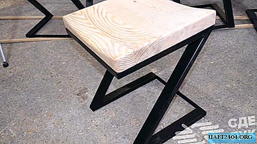 Cadeira elegante em forma de Z, feita de metal e madeira