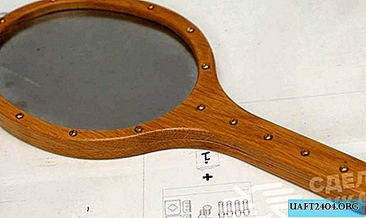 Miroir de poche à poser avec un manche en bois